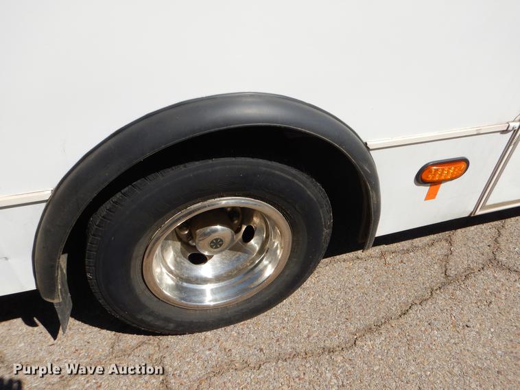 image for item EO9633 2008 Ford Econoline E450 shuttle bus