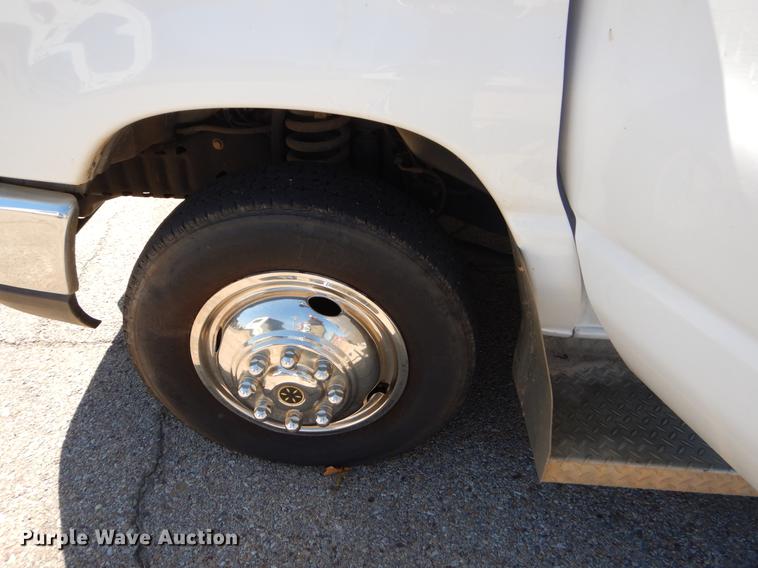 image for item EO9633 2008 Ford Econoline E450 shuttle bus