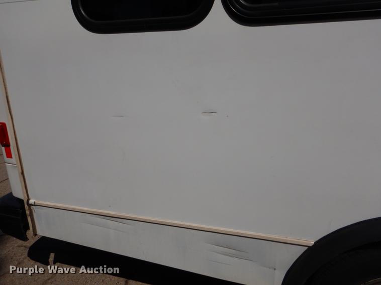 image for item EO9633 2008 Ford Econoline E450 shuttle bus
