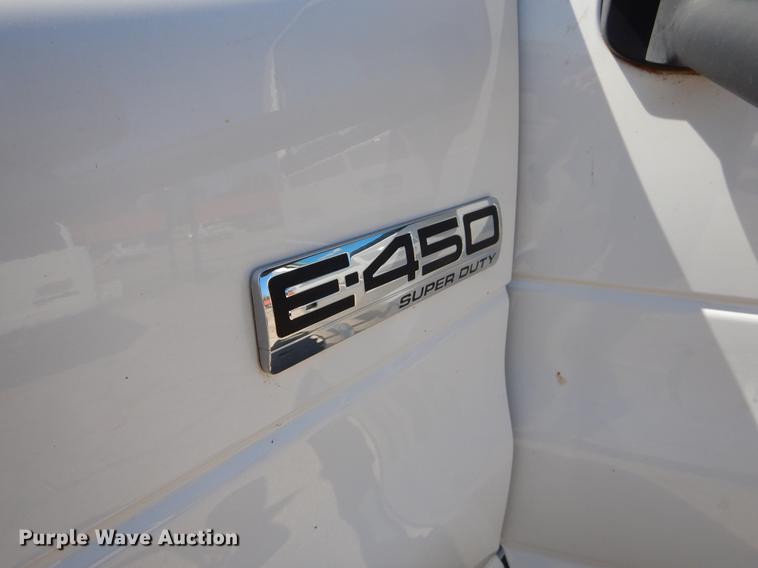 image for item EO9633 2008 Ford Econoline E450 shuttle bus