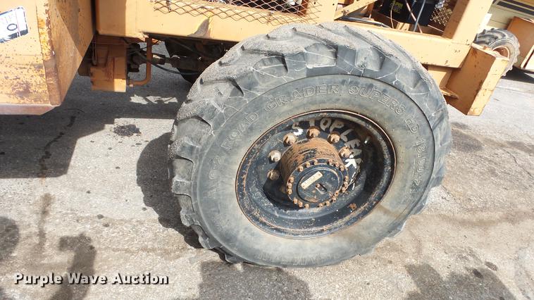 image for item AM9121 Lull 644 telehandler