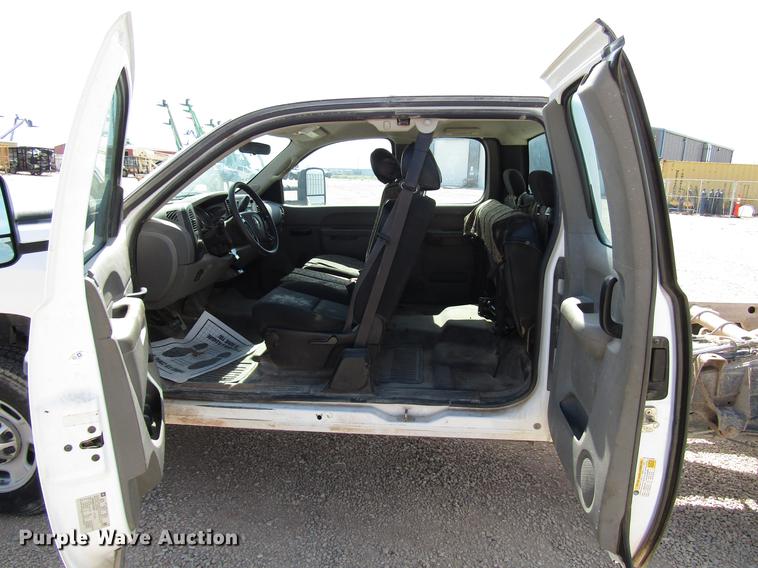 image for item DD4404 2012 Chevrolet Silverado 2500HD Ext. Cab pickup truck cab and chassis