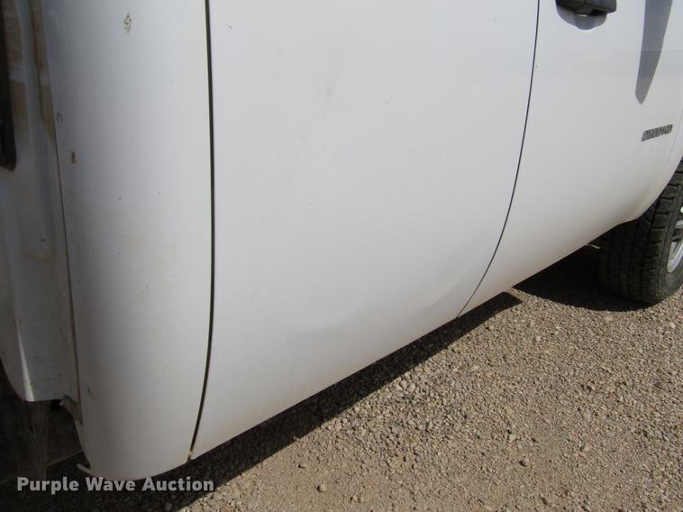 image for item DD4404 2012 Chevrolet Silverado 2500HD Ext. Cab pickup truck cab and chassis