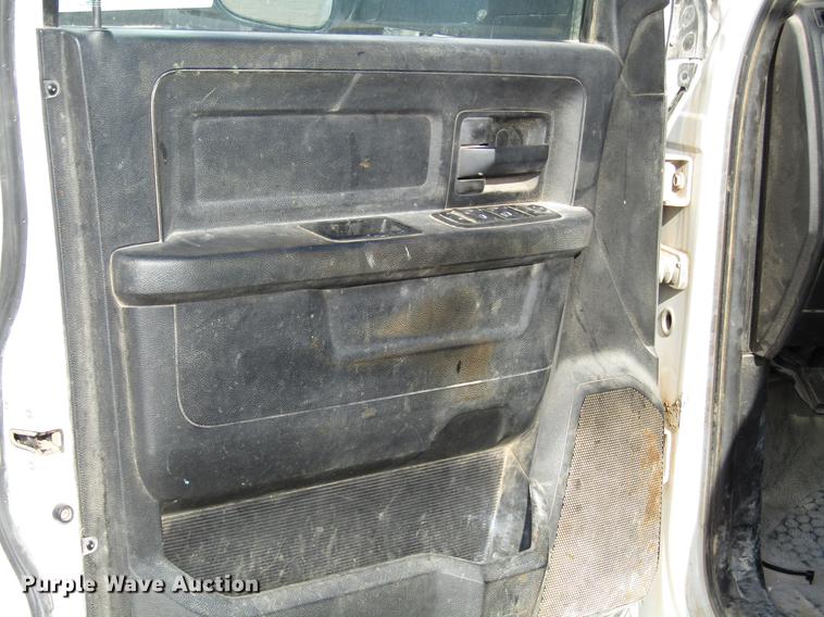 image for item DD4408 2014 Dodge Ram 5500 Crew Cab flatbed truck