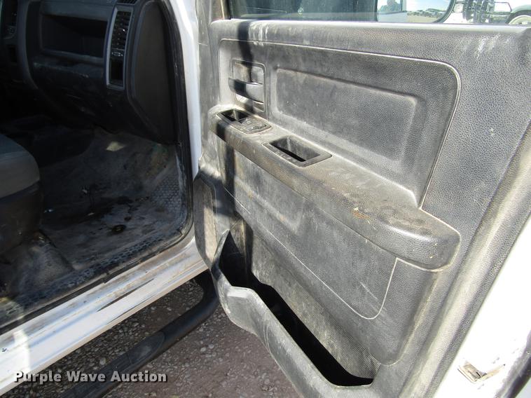 image for item DD4408 2014 Dodge Ram 5500 Crew Cab flatbed truck