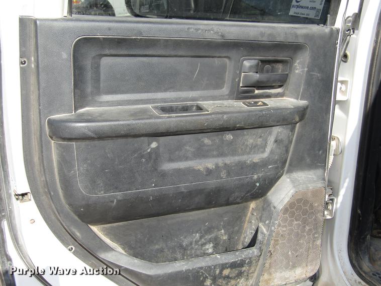 image for item DD4409 2014 Dodge Ram 5500 Crew Cab flatbed truck