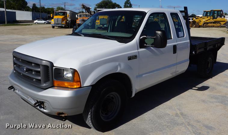 image for item DD6635 2001 Ford F250 Super Duty SuperCab flatbed pickup truck