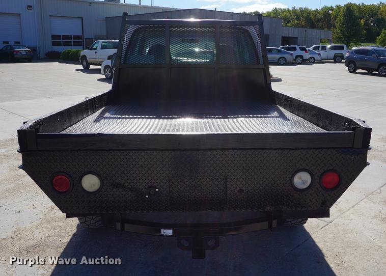 image for item DD6635 2001 Ford F250 Super Duty SuperCab flatbed pickup truck