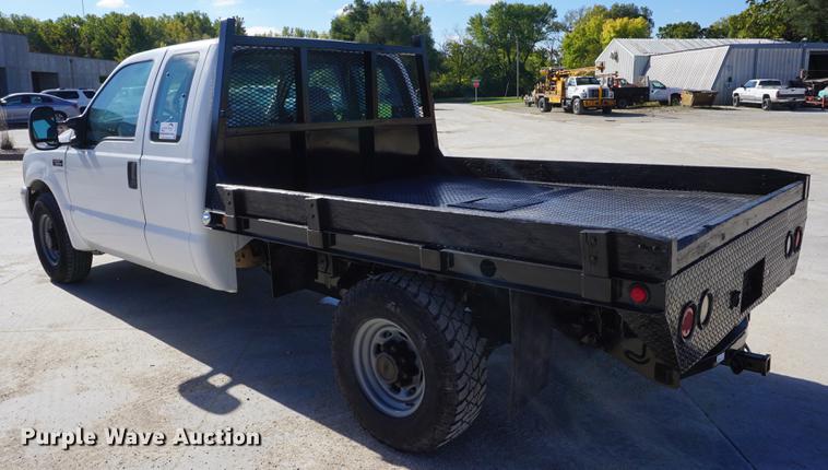 image for item DD6635 2001 Ford F250 Super Duty SuperCab flatbed pickup truck