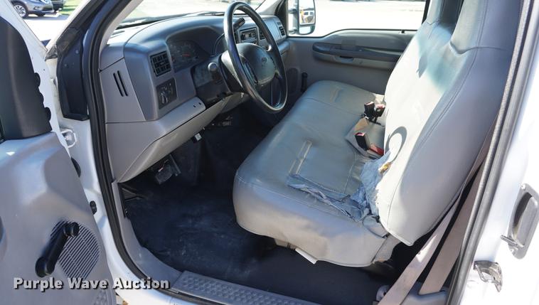 image for item DD6635 2001 Ford F250 Super Duty SuperCab flatbed pickup truck