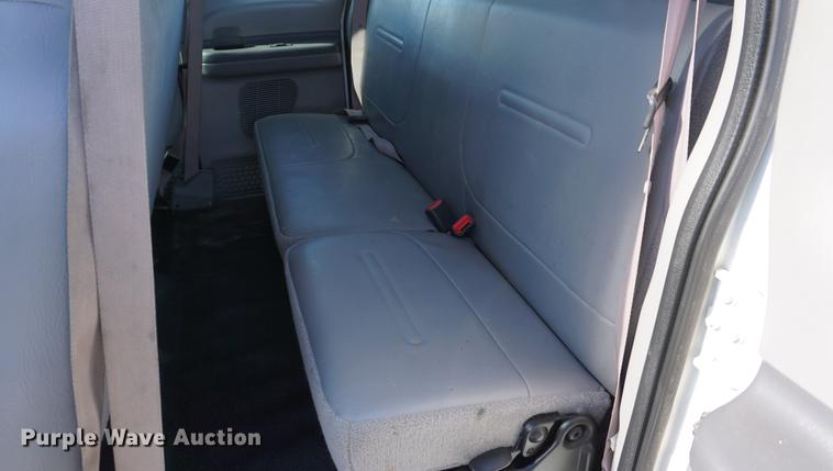 image for item DD6635 2001 Ford F250 Super Duty SuperCab flatbed pickup truck