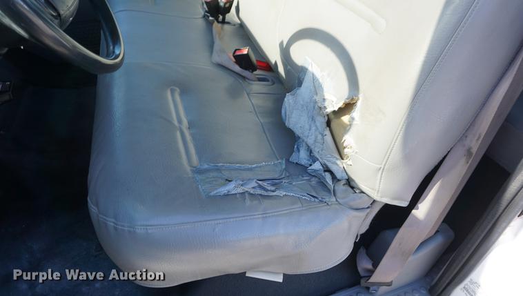 image for item DD6635 2001 Ford F250 Super Duty SuperCab flatbed pickup truck