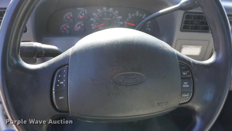 image for item DD6635 2001 Ford F250 Super Duty SuperCab flatbed pickup truck