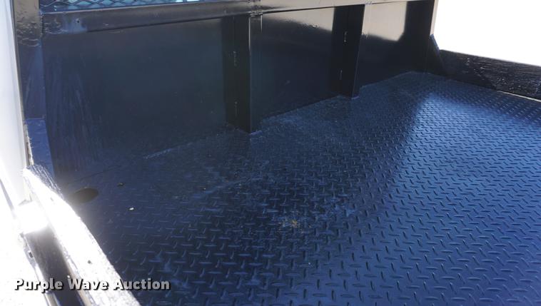 image for item DD6635 2001 Ford F250 Super Duty SuperCab flatbed pickup truck