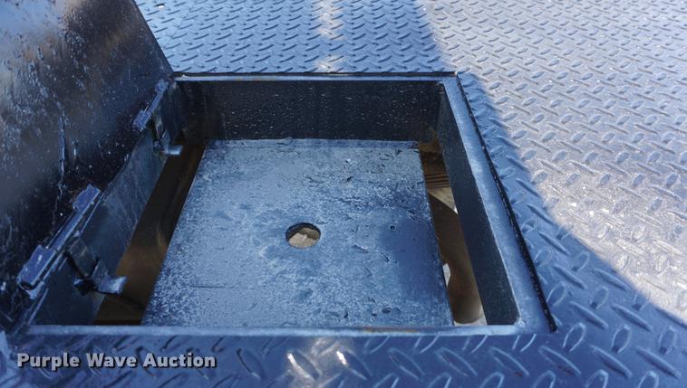 image for item DD6635 2001 Ford F250 Super Duty SuperCab flatbed pickup truck