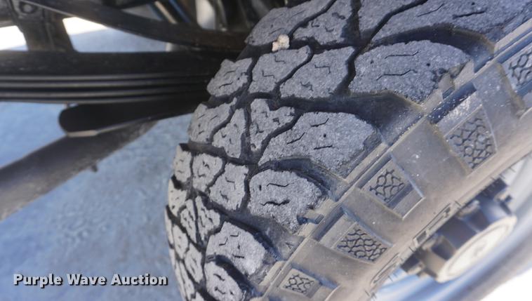 image for item DD6635 2001 Ford F250 Super Duty SuperCab flatbed pickup truck