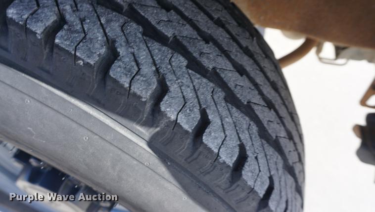 image for item DD6635 2001 Ford F250 Super Duty SuperCab flatbed pickup truck