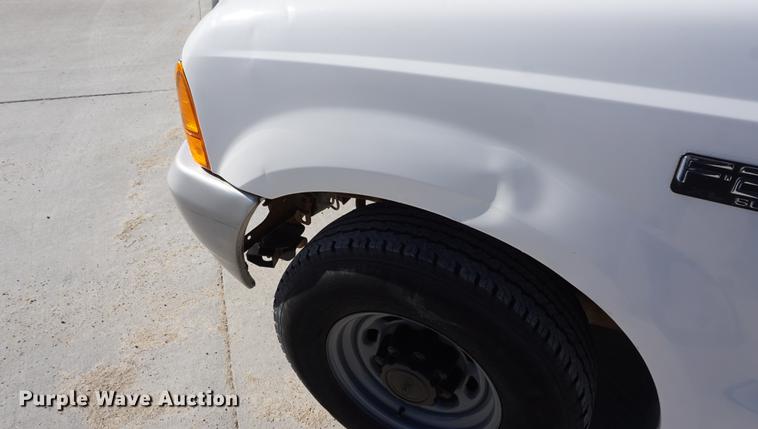 image for item DD6635 2001 Ford F250 Super Duty SuperCab flatbed pickup truck