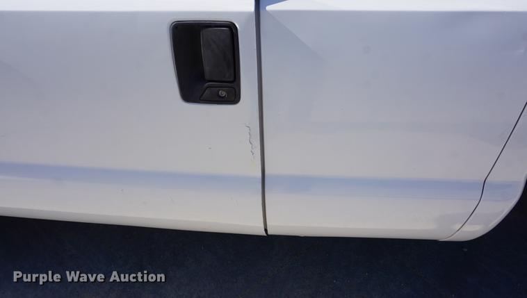 image for item DD6635 2001 Ford F250 Super Duty SuperCab flatbed pickup truck