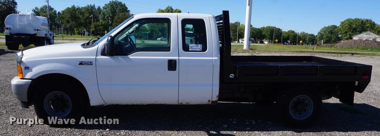 image for item DD6636 2001 Ford F250 Super Duty SuperCab flatbed pickup truck