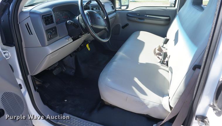 image for item DD6636 2001 Ford F250 Super Duty SuperCab flatbed pickup truck