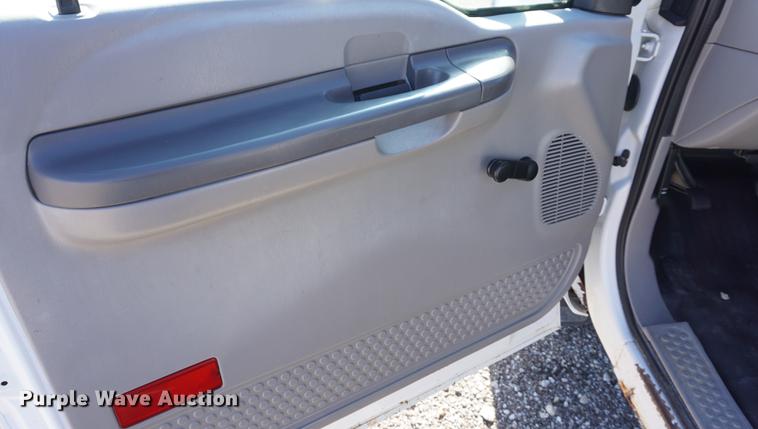 image for item DD6636 2001 Ford F250 Super Duty SuperCab flatbed pickup truck