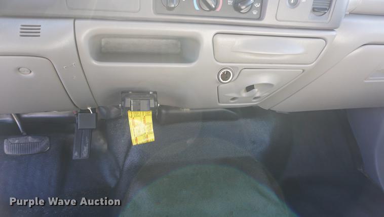 image for item DD6636 2001 Ford F250 Super Duty SuperCab flatbed pickup truck