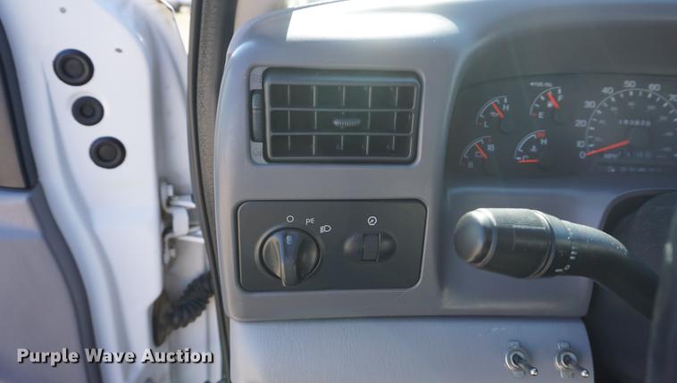 image for item DD6636 2001 Ford F250 Super Duty SuperCab flatbed pickup truck