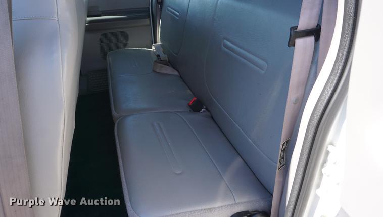 image for item DD6636 2001 Ford F250 Super Duty SuperCab flatbed pickup truck