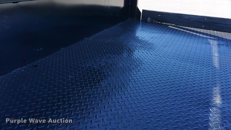 image for item DD6636 2001 Ford F250 Super Duty SuperCab flatbed pickup truck