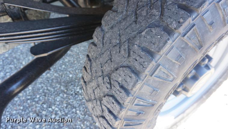 image for item DD6636 2001 Ford F250 Super Duty SuperCab flatbed pickup truck