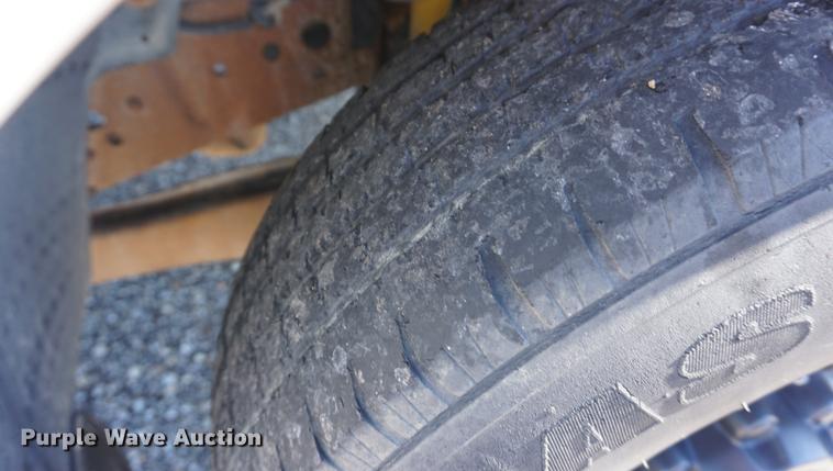 image for item DD6636 2001 Ford F250 Super Duty SuperCab flatbed pickup truck