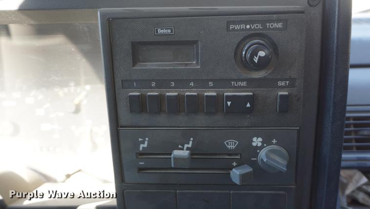 image for item DD6638 1993 Chevrolet 2500 flatbed pickup truck