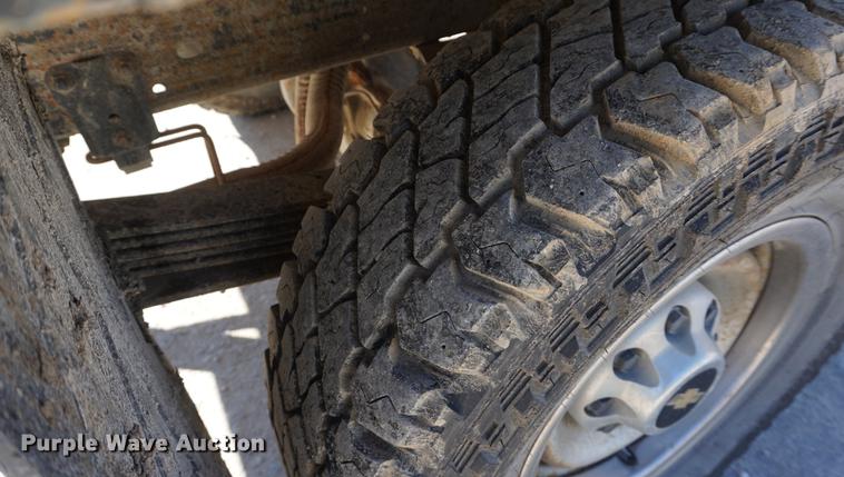 image for item DD6638 1993 Chevrolet 2500 flatbed pickup truck