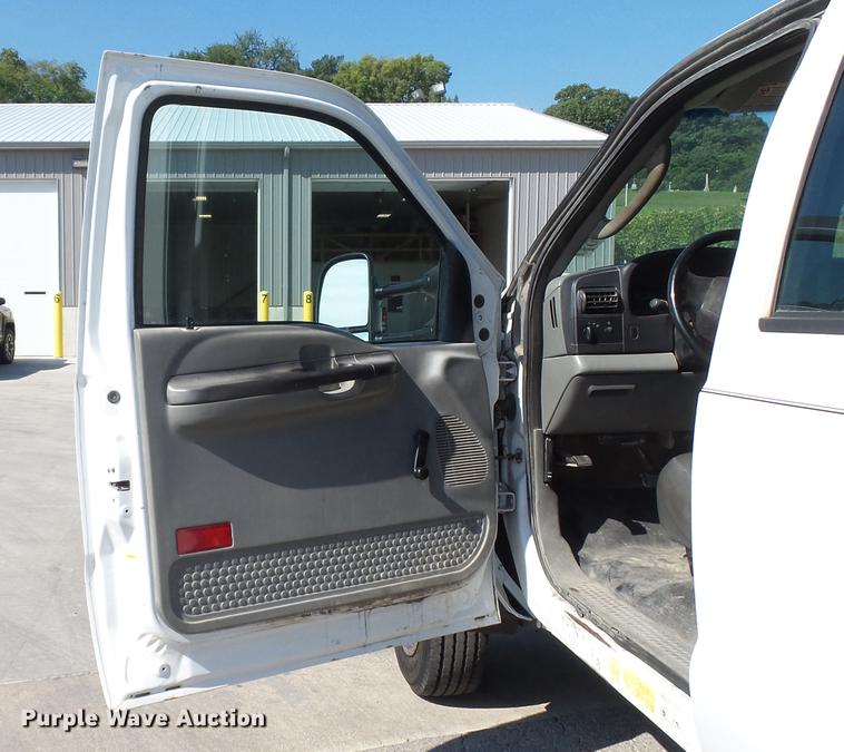 image for item DD7399 2005 Ford F550 Super Duty XL Crew Cab flatbed truck