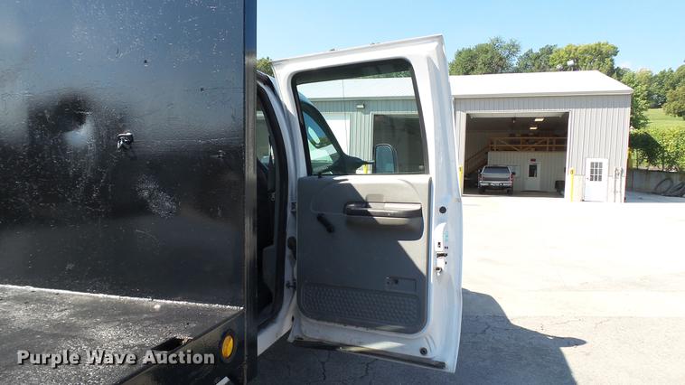 image for item DD7399 2005 Ford F550 Super Duty XL Crew Cab flatbed truck