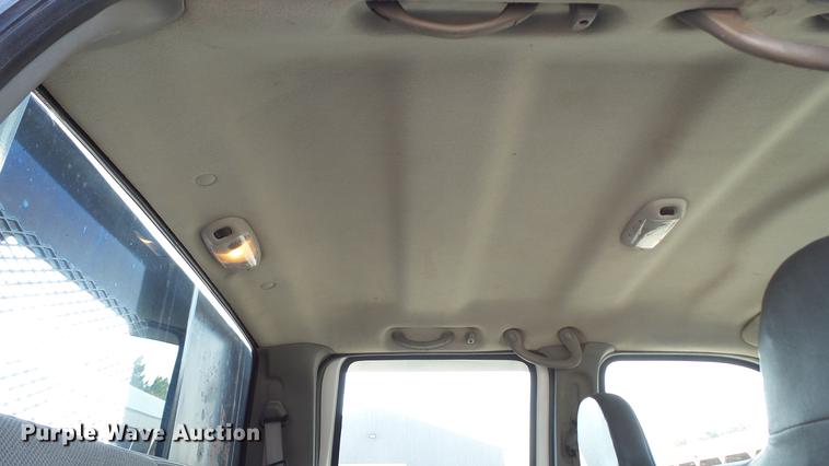 image for item DD7399 2005 Ford F550 Super Duty XL Crew Cab flatbed truck