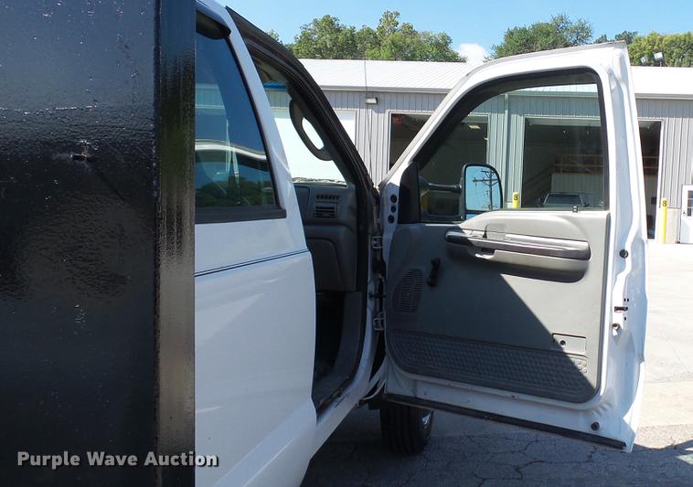 image for item DD7399 2005 Ford F550 Super Duty XL Crew Cab flatbed truck