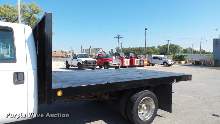 image for item DD7399 2005 Ford F550 Super Duty XL Crew Cab flatbed truck