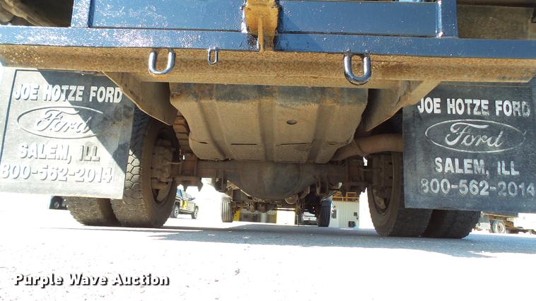 image for item DD7399 2005 Ford F550 Super Duty XL Crew Cab flatbed truck