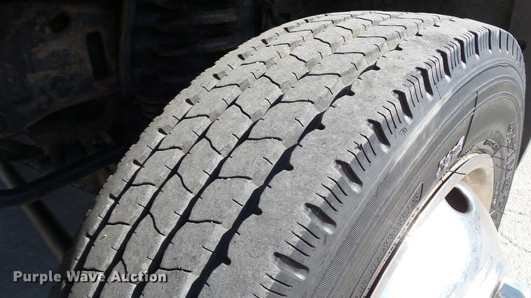 image for item DD7399 2005 Ford F550 Super Duty XL Crew Cab flatbed truck