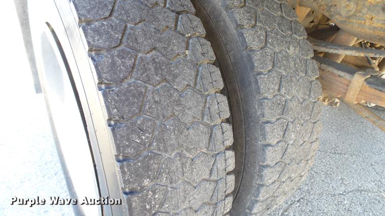 image for item DD7399 2005 Ford F550 Super Duty XL Crew Cab flatbed truck