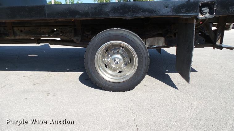 image for item DD7399 2005 Ford F550 Super Duty XL Crew Cab flatbed truck