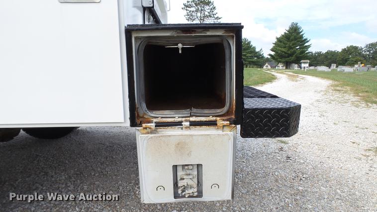 image for item DE4858 2000 Ford F450 Super Duty XL utility truck