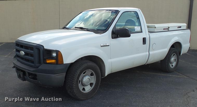 image for item DE4893 2006 Ford F250 Super Duty XL pickup truck