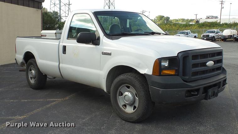 image for item DE4893 2006 Ford F250 Super Duty XL pickup truck
