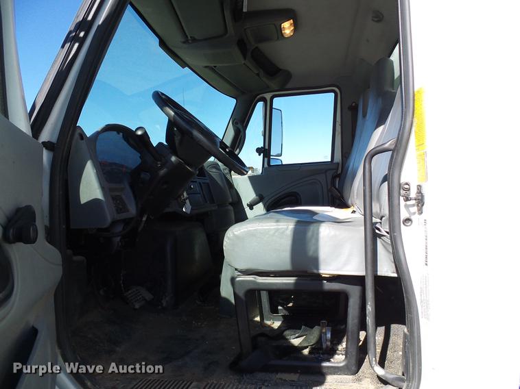 image for item DE5288 2007 International 4200 box truck