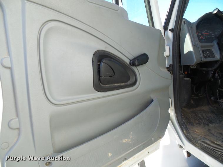 image for item DE5288 2007 International 4200 box truck