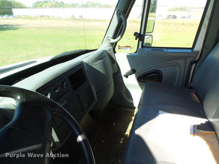 image for item DE5288 2007 International 4200 box truck