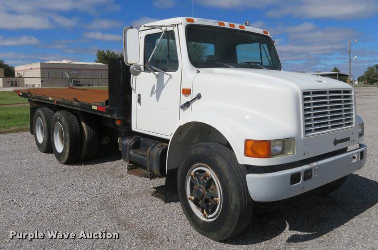 image for item DE6490 1994 International 4900 rollback truck